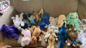 lot 392 image: Lot of Beanie Buddies