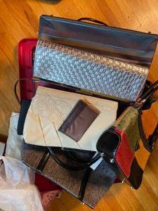 lot 364 image: Lot of Fashionable Purses