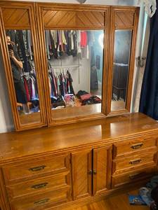 lot 351 image: 3 piece Bedroom Furniture set
