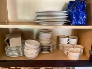 lot 464 image: 49 piece lot of Gibson servingware
