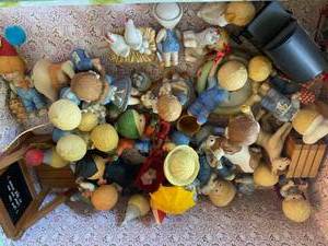 lot 473 image: Vintage Country Cousins Figurines