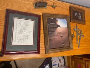 lot 173 image: Inspirational and religious decor items