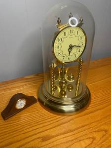 lot 174 image: Pair of clocks
