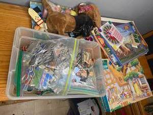 lot 175 image: Lot of childrens puzzles and misc. kids knick knacks