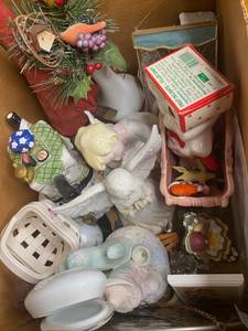 lot 176 image: Ceramic angels and misc. decor items