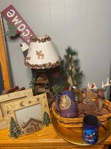 lot 179 image: Lot of cabin themed decor