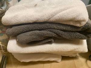 lot 229 image: Fieldcrest Luxury towels, 8 XL towels, 2 hand towels