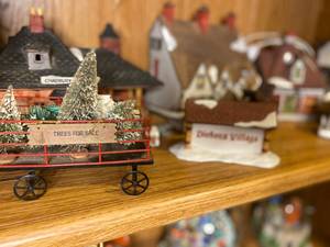 lot 251 image: Dept. 56 Heritage Village Collection - Dickens Village lot