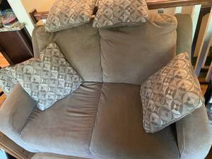 lot 417 image: Upholstered couch and loveseat set