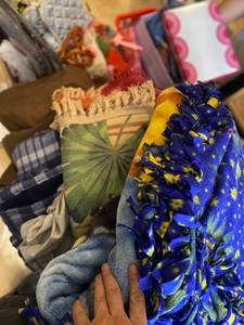 lot 289 image: Large lot of linens