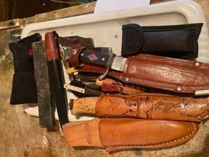 lot 92 image: Lot of various knives and razor blade