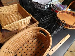 lot 441 image: Lot of wood and metal storage baskets