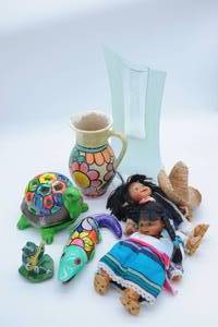 lot 256 image: Handpainted colorful Mexican ceramics and assorted items