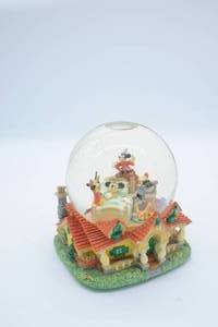 lot 239 image: Mickey and friends snow globe