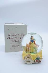 lot 237 image: Snow White and Dopey snow globe