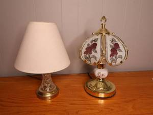 lot 159 image: Rose lamp (finger tap on base to adjust to 3 brightness), Glass table lamp, 2 decorative Rose figurines