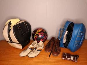 lot 172 image: Pair of vintage bowling ball sets