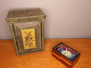 lot 186 image: Pair of decorative boxes