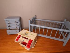 lot 187 image: Pair of childrens jewelry boxes and matching doll cradle