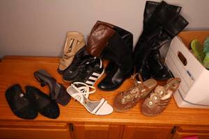 lot 203 image: Assorted ladies shoes and boots
