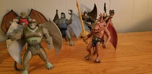 lot 265 image: DisneyGargoyles 10 action figures and book