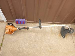 Echo 2 cycle gas trimmer. Good used condition. Tested & works. As shown.