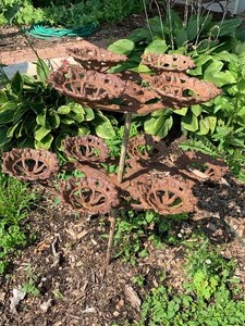 lot 32 image: Metal Multi-Tiered Plant Stand
