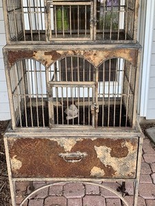 lot 31 image: Large Decorative Bird House