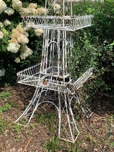 lot 34 image: Metal Eiffel Tower Decoration