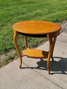 lot 98 image: Nice Accent Table