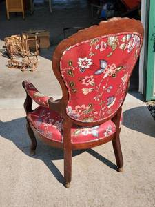 lot 101 image: Antique Decorative Chair