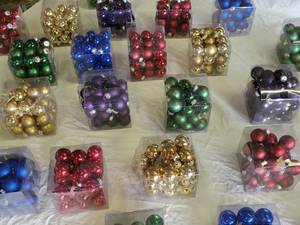lot 115 image: (25) small boxes of 1 inch Miniature Christmas Tree Decorations with Tote