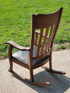 lot 102 image: Antique Rocking Chair