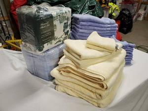 lot 239 image: Misc New Linens and Towels