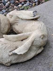 lot 198 image: Cement Bunny Ring Yard Decor