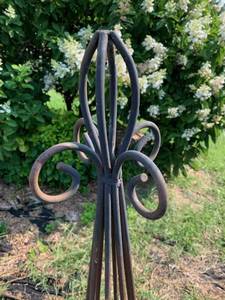 lot 251 image: Metal Yard Art