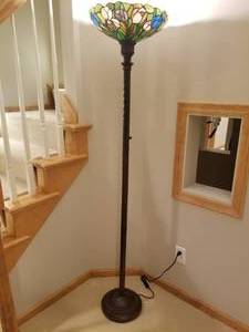 lot 44 image: Lovely Stained Glass Floor Lamp