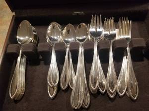 lot 69 image: Oneida Silver Plate Flatware Set for 12