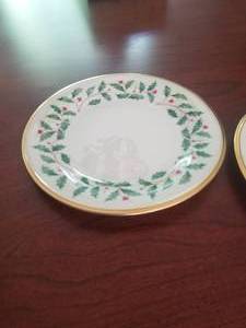 lot 68 image: Lenox Holiday Bone Ivory China Holiday Plates, Set of 6