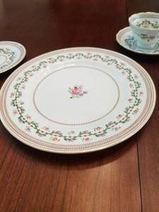lot 67 image: Fine Spode China Setting for 8- Craigavon Pattern