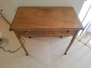 lot 43 image: Pretty Traditional Side Table