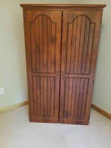 lot 18 image: Lovely Office Cabinet