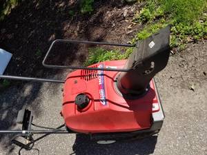 lot 61 image: Honda Harmony HS520 Snowblower