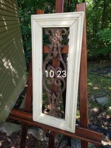 lot 152 image: Rustic Framed Wall Dcor