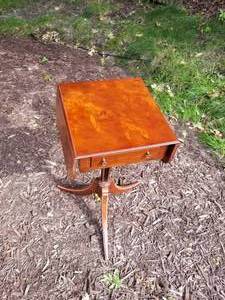 lot 35 image: Beautiful Vintage Drop Leaf Side Table