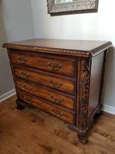 lot 33 image: Amazing Carved 4 Drawer Dresser