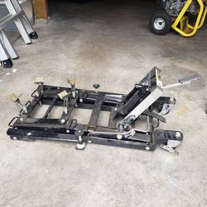 lot 139 image: Larin 1500 Lbs. Motorcycle ATV Jack