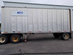 lot 3 image: 1988 Strick 28 Pup Van Trailer