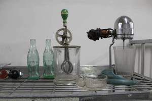 lot 226 image: Vintage Eskimo Kitchen Mechanic Blender, Hand Mixer, Round Clear Glass Ash Tray, 2-Coca-Cola Bottles