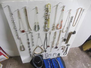 lot 4 image: Costume Jewelry